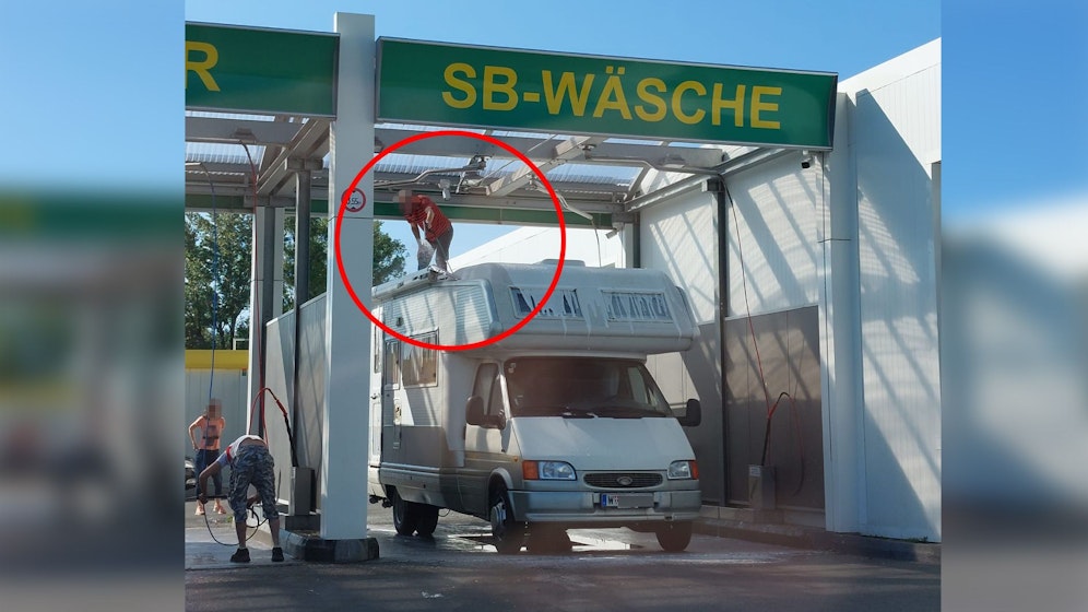 Um seinen Wohnwagen gründlichst zu reinigen, kletterte er auf sein Dach.