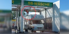 Wiener klettert zum Waschen auf Wohnwagendach