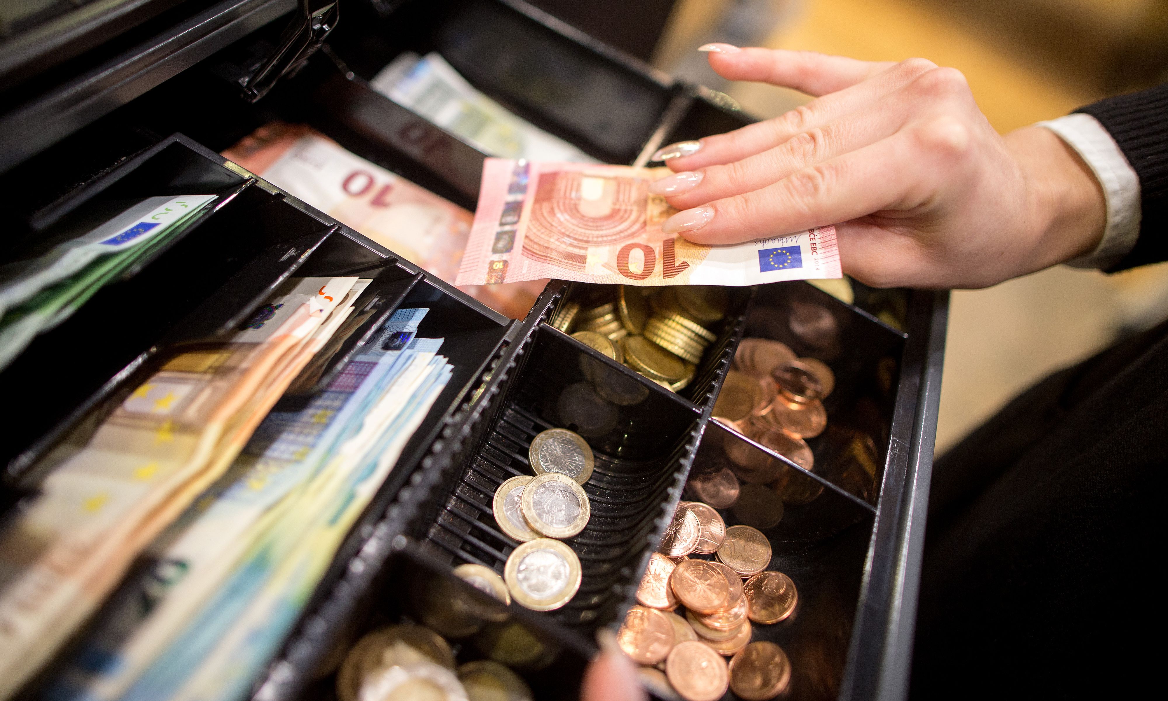 Weil ihm das Herausgeben des Retourgeldes zu lange dauerte, soll ein 49-Jähriger einen 21-Jährigen bedroht haben. Symbolbild. 