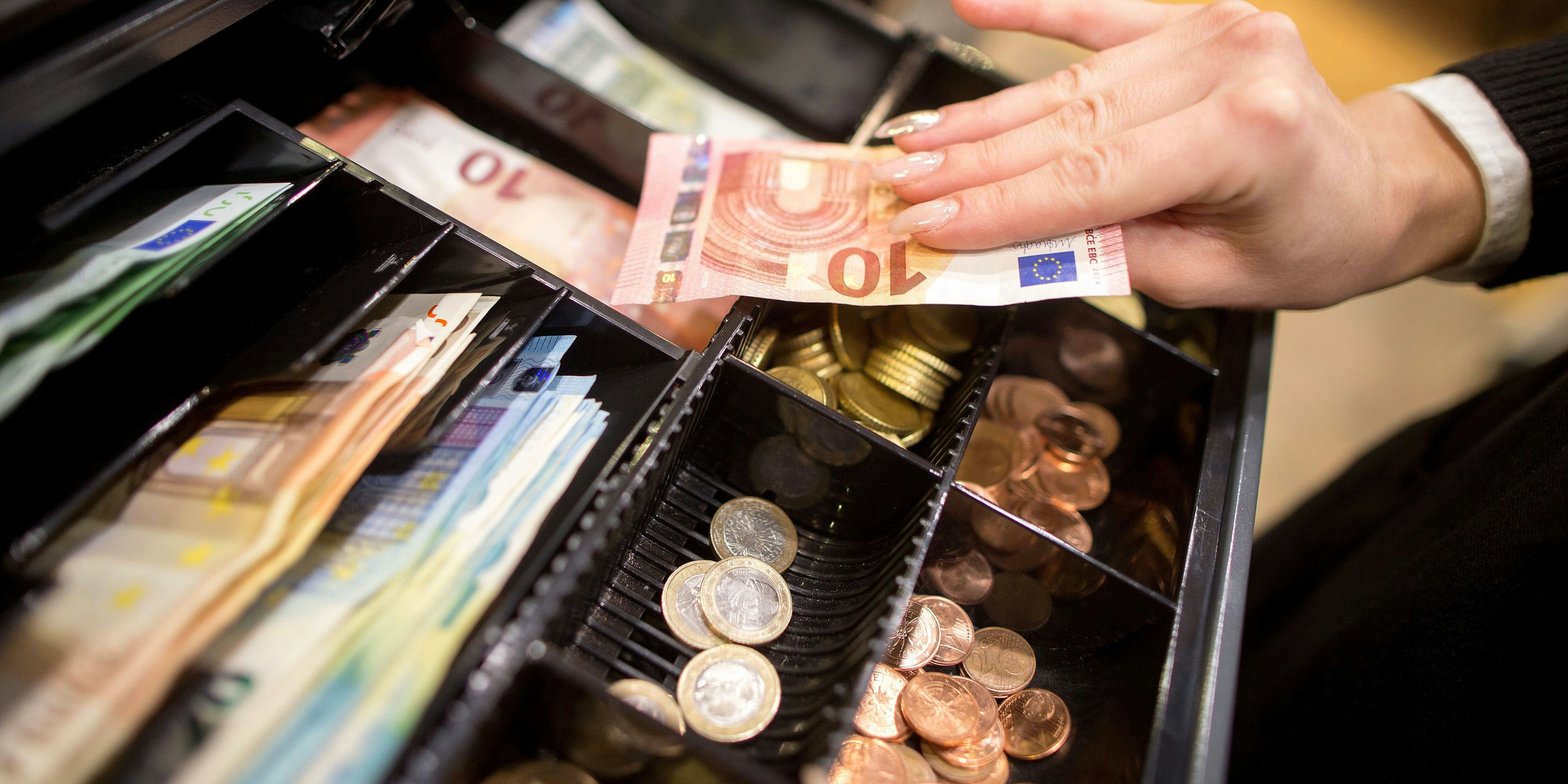 Weil ihm das Herausgeben des Retourgeldes zu lange dauerte, soll ein 49-Jähriger einen 21-Jährigen bedroht haben. Symbolbild. 