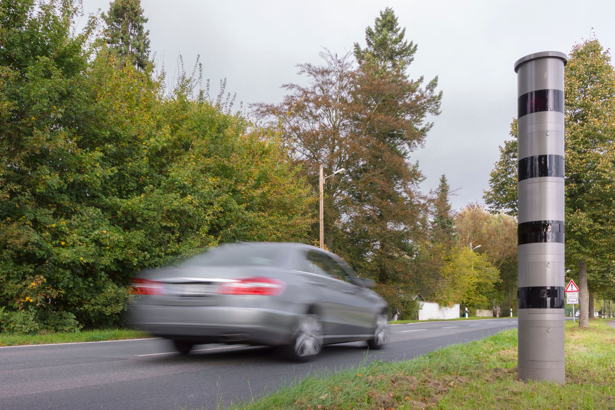 Der Mann wurde mit 82 km/h und der bewusstlosen Tochter am Rücksitz geblitzt. (Symbolbild)