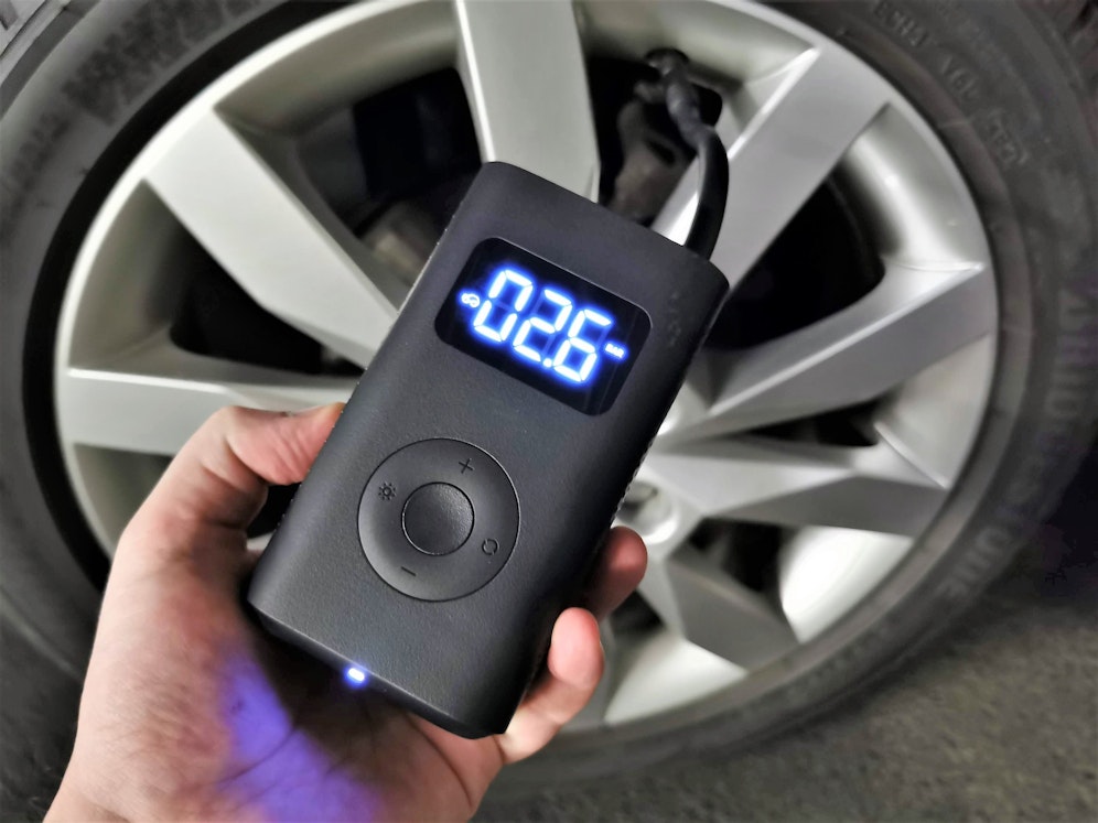 Klein, aber kräftig: Der Xiaomi Mi Air Compressor pumpt auch Autoreifen auf.