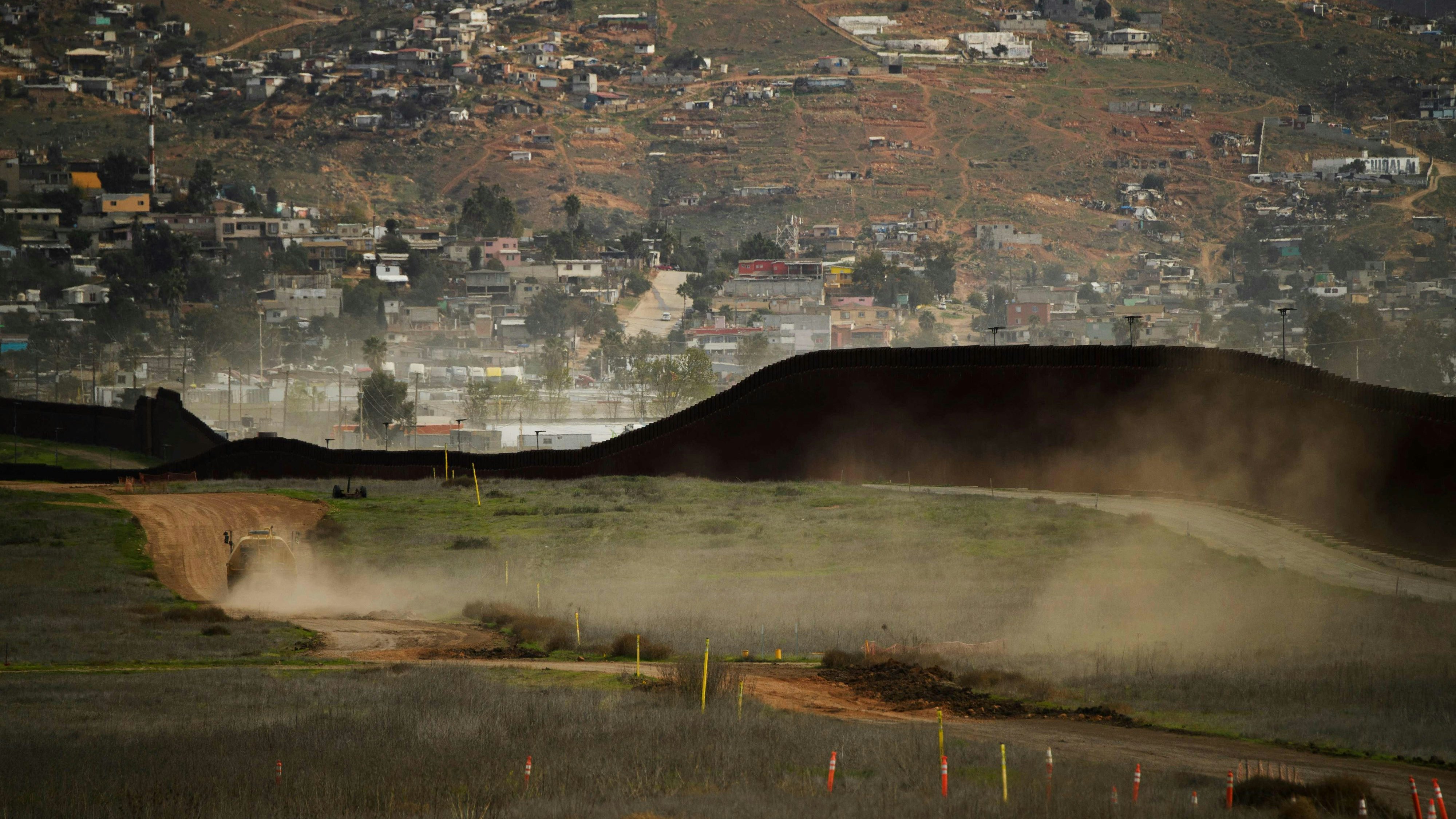 Eine Straße führt entlang der Grenzmauer zwischen Tijuana (oben) in Mexiko und San Diego in den USA.