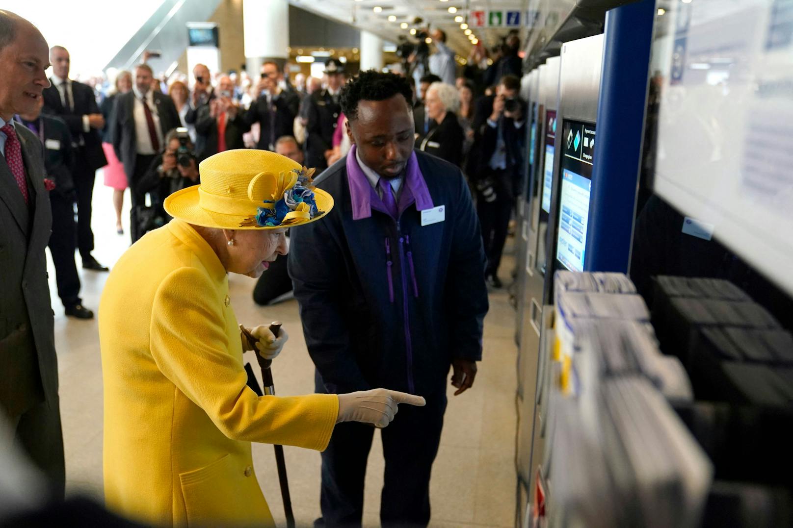 Selbstverständlich steigt auch eine Königin nicht ohne Ticket in die öffentlichen Verkehrsmittel ein. 