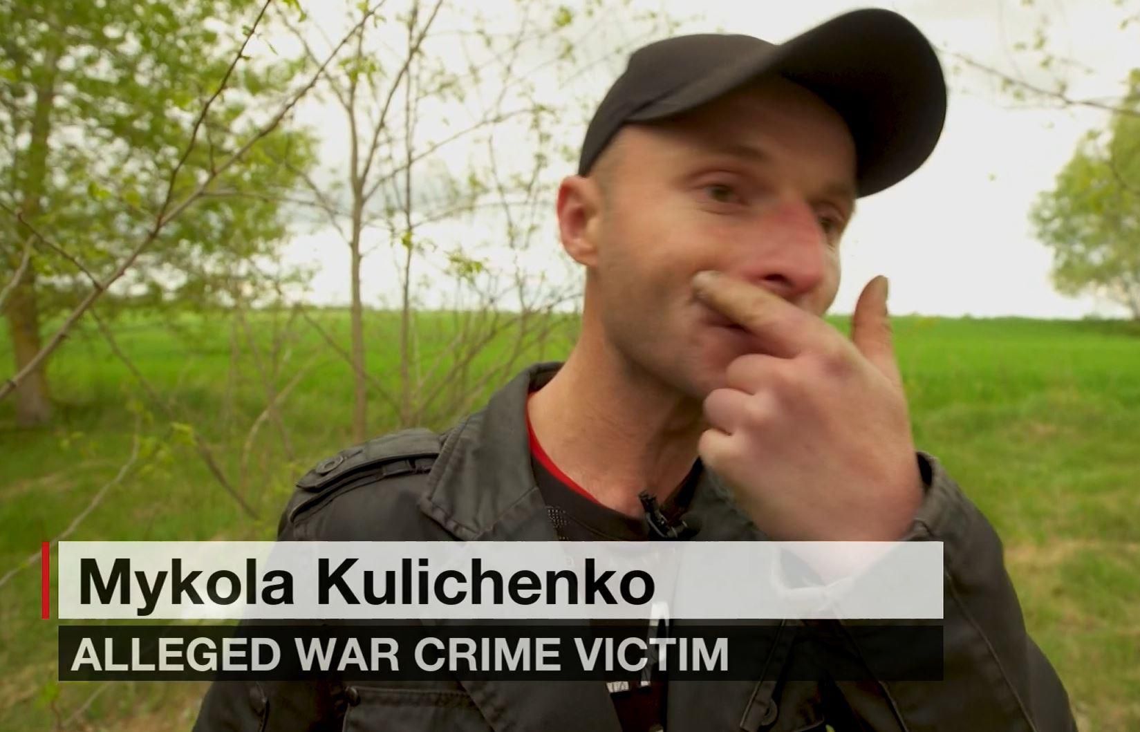Mykola Kulitschenko zeigt, wo ihn die russische Kugel traf.
