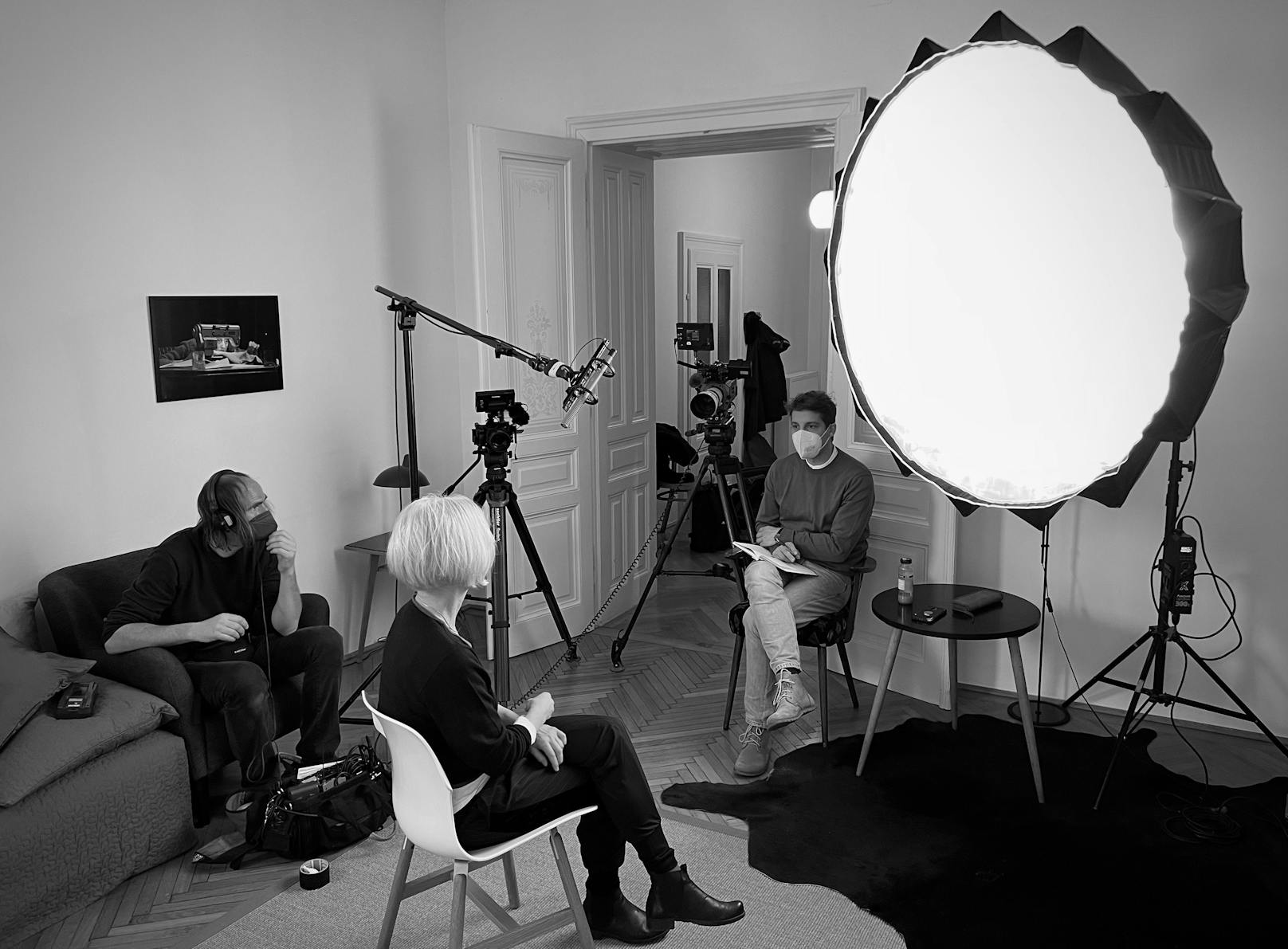 Gestalter Gregor Stuhlpfarrer während des Interviews mit Psychoanalytikerin Ulrike Kadi.