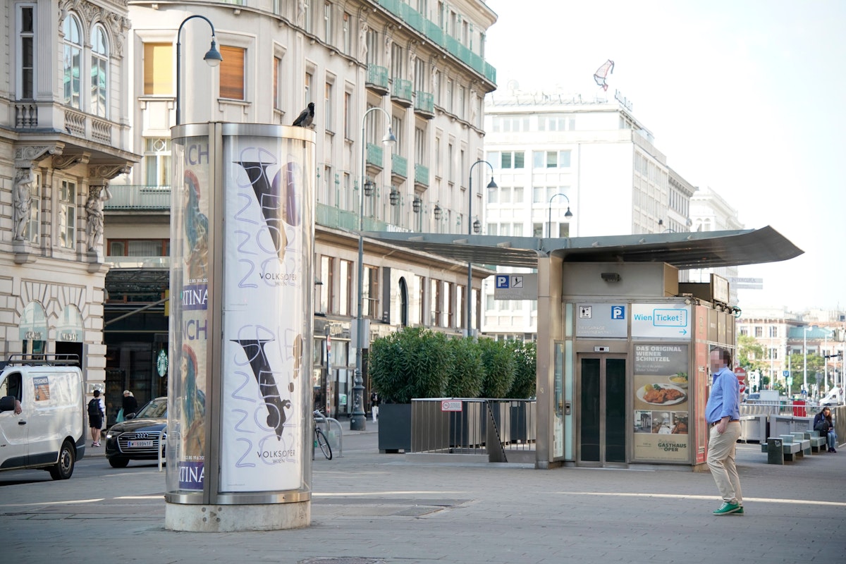 Eine der erwachsenen Krähen fliegt von hinten einen Passanten in der Wiener City an. Der bekommt zwar einen Riesen-Schreck, bleibt aber zum Glück unverletzt.