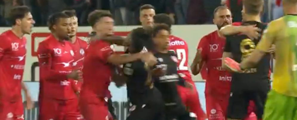 Ndongo streckt seinen Gegner nieder.