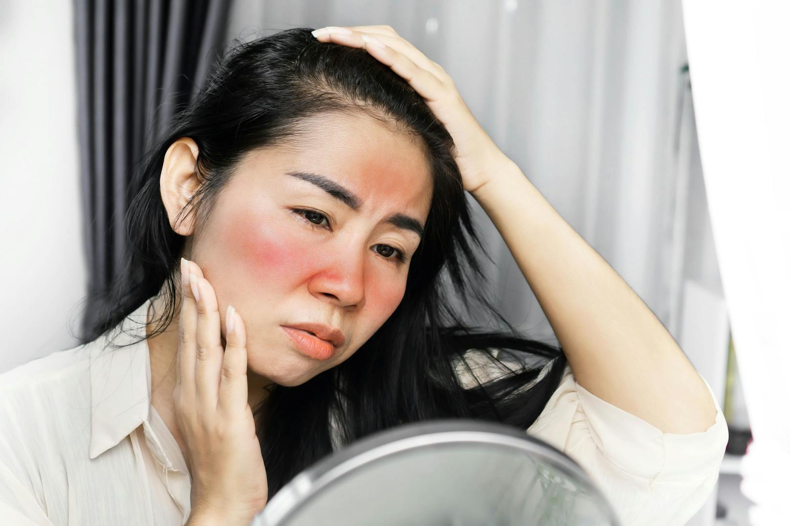 Ein Sonnenbrand im Gesicht? Mit diesem Beauty-Trend auch ohne&nbsp;gefährliche UV-Strahlung möglich.
