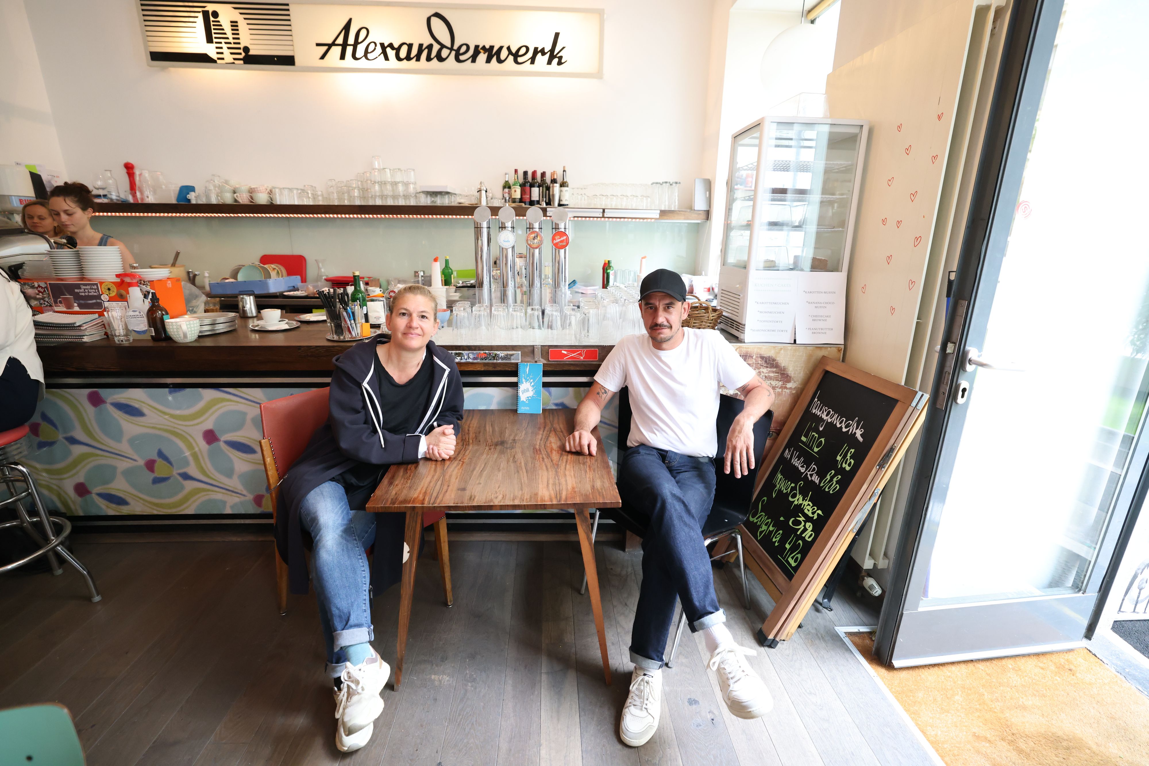 Mariella Leydolt (Chefin vom Dienst Buchhandel) und Geschäftsführer Thomas Grögler vom Café Phil waren die ersten, die keine Laptops mehr im Café wollten.