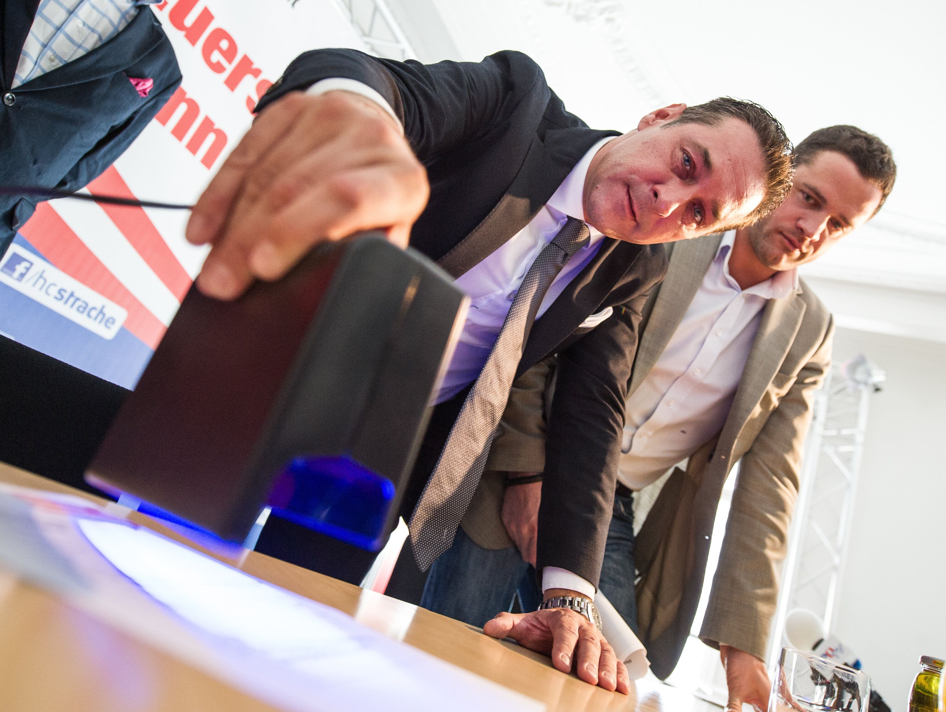 Erst ziemlich beste Freunde, dann eisiges Schweigen und nun die Annäherung: Heinz-Christian Strache und Johann Gudenus.