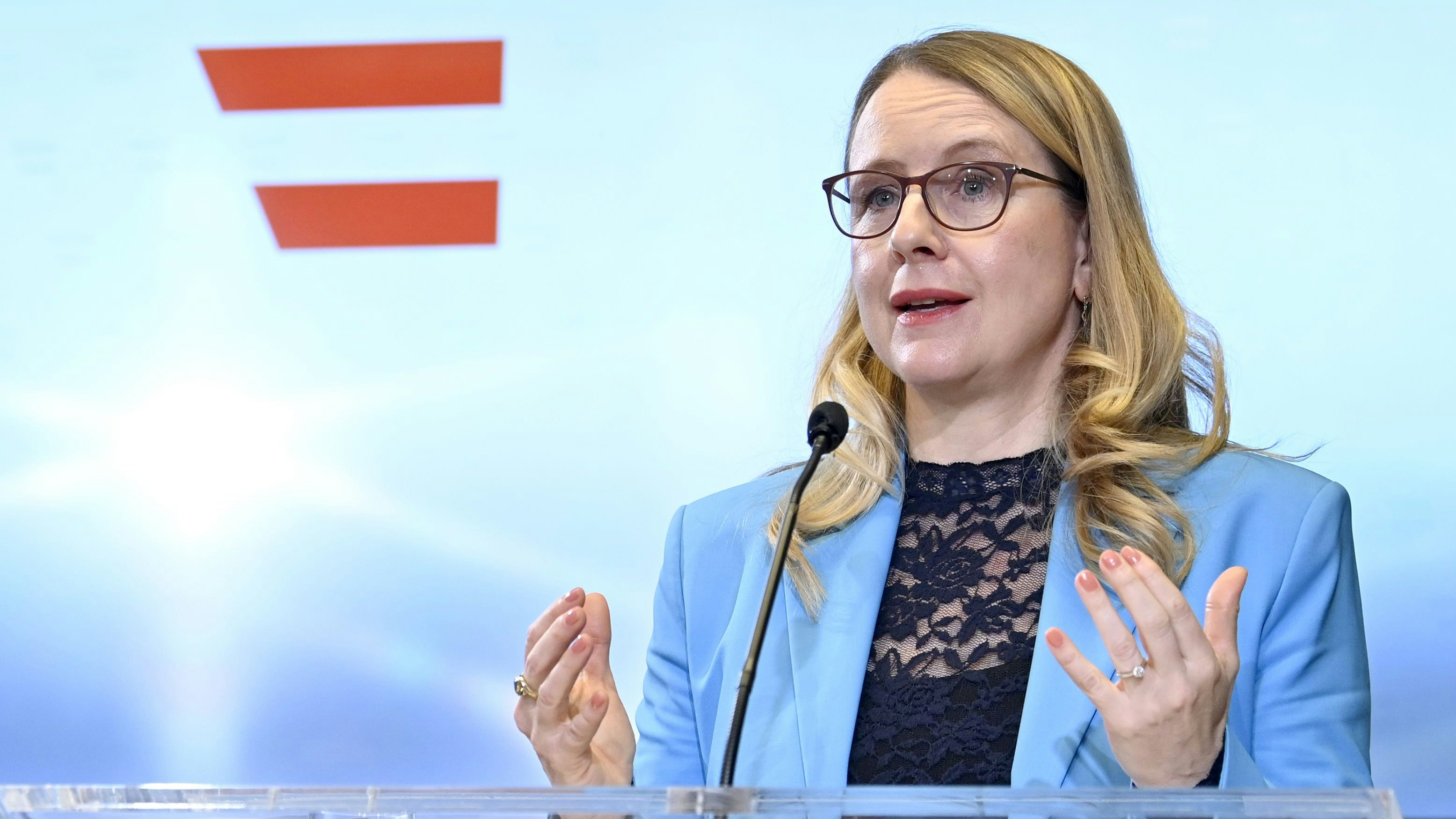 Margarete Schramböck 