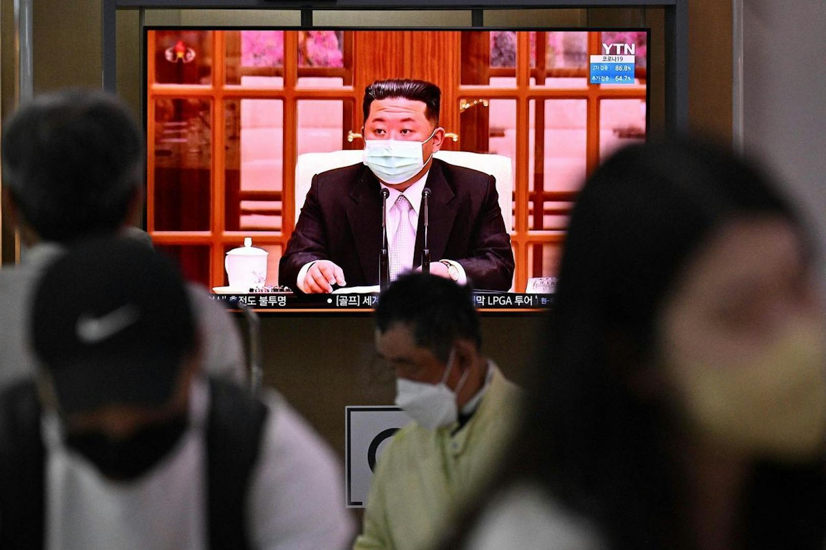 Mehr als zwei Jahre nach dem Beginn der Corona-Krise spitzt sich die pandemische Lage offenbar auch im Land von Kim Jong Un.