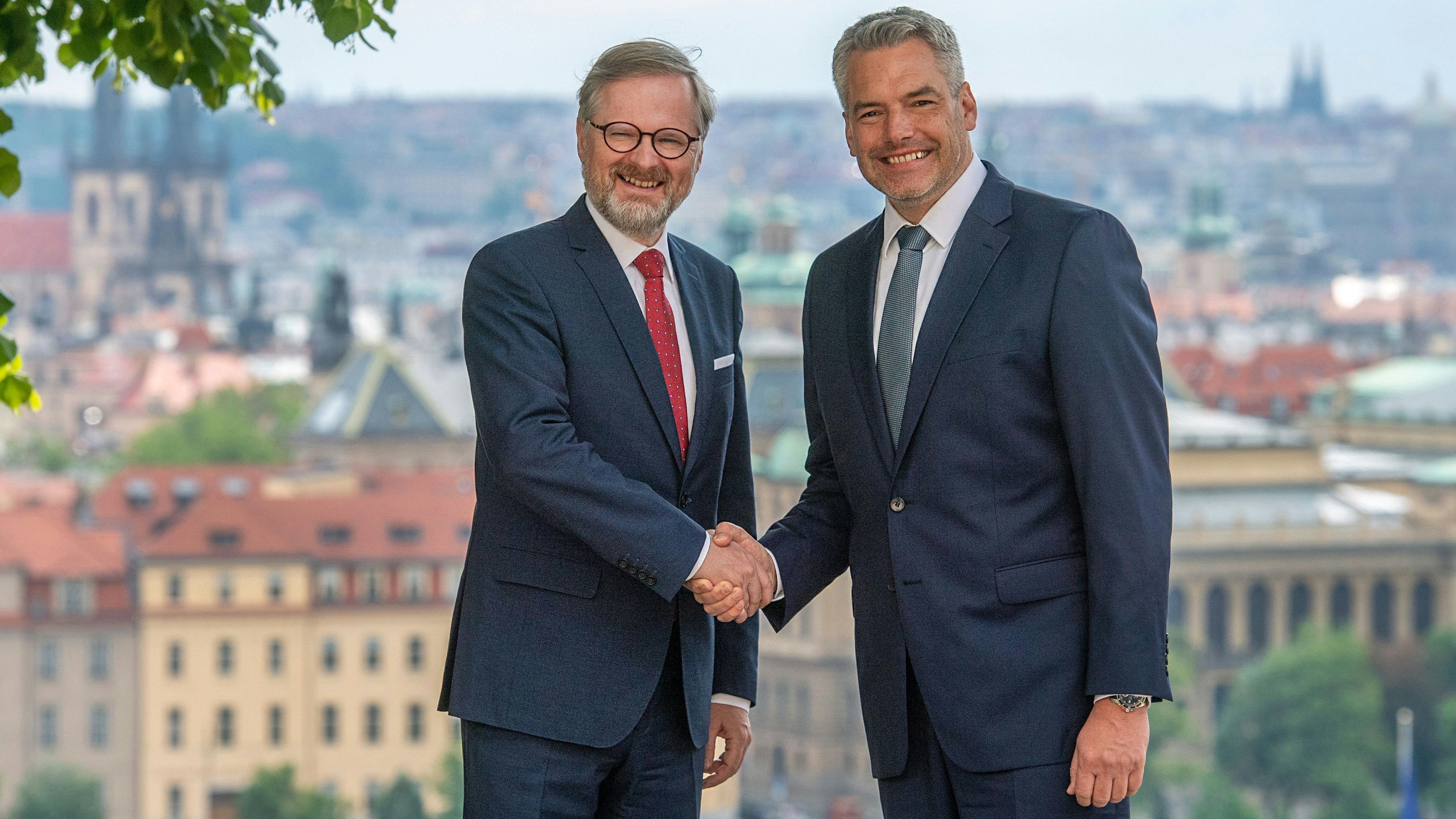 Petr Fiala und Karl Nehammer in Prag
