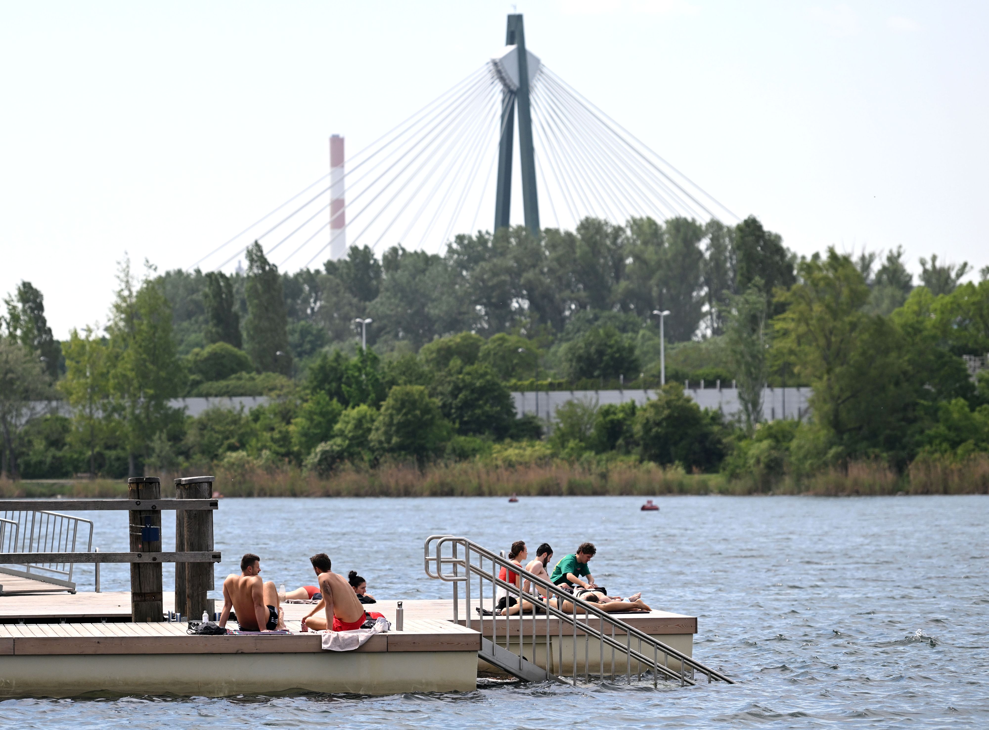 Wird der Sommer zur Corona-Katastrophe? Ein Experte hält eine Einschätzung aktuell für schwierig.