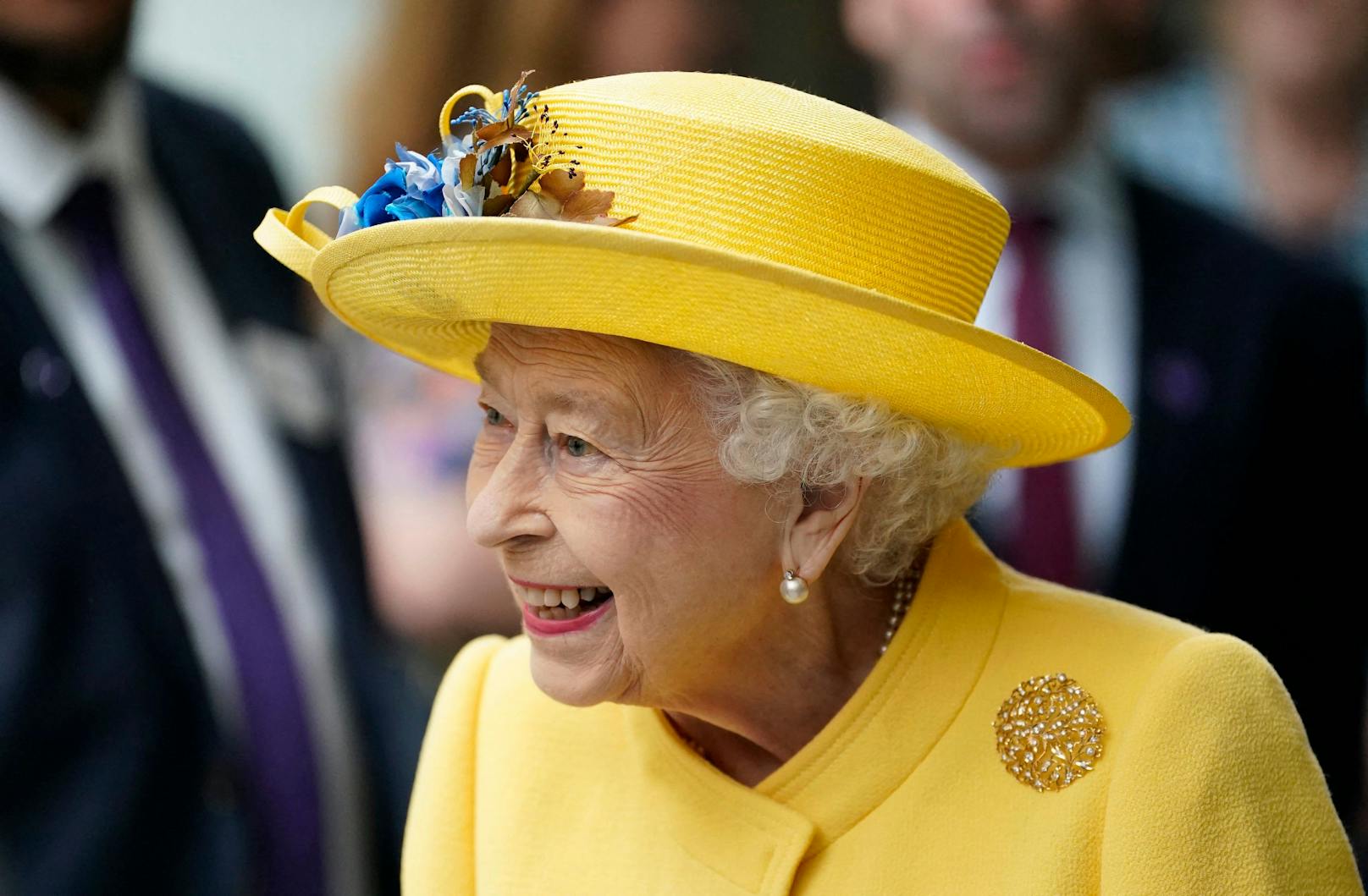 Nun zeigt sie sich wieder in London in einem gelben Outfit und klassisch mit Hut.