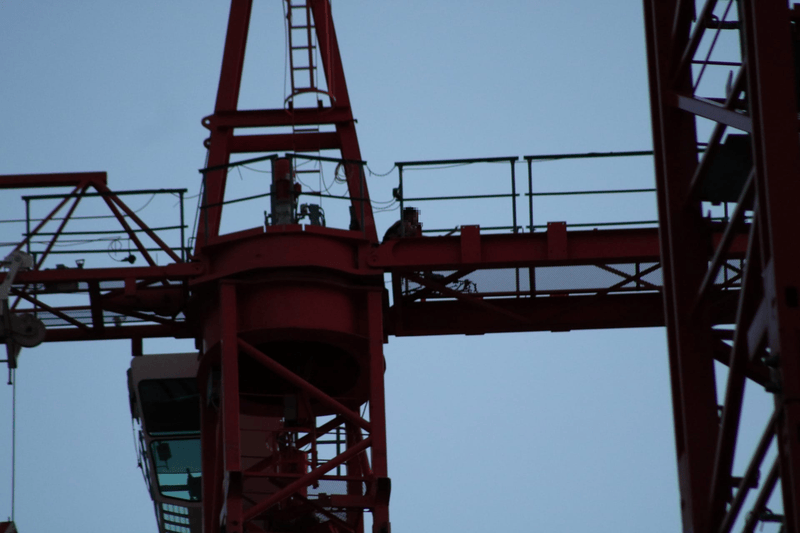 Seit Montagabend verharrt der Mann auf den Kran.