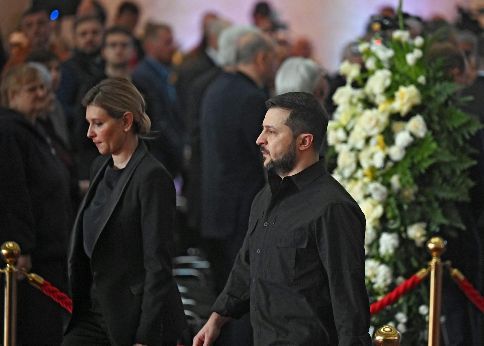 Wolodymyr Zelenski und seine Frau Olena bei der Beerdigungszeremonie.