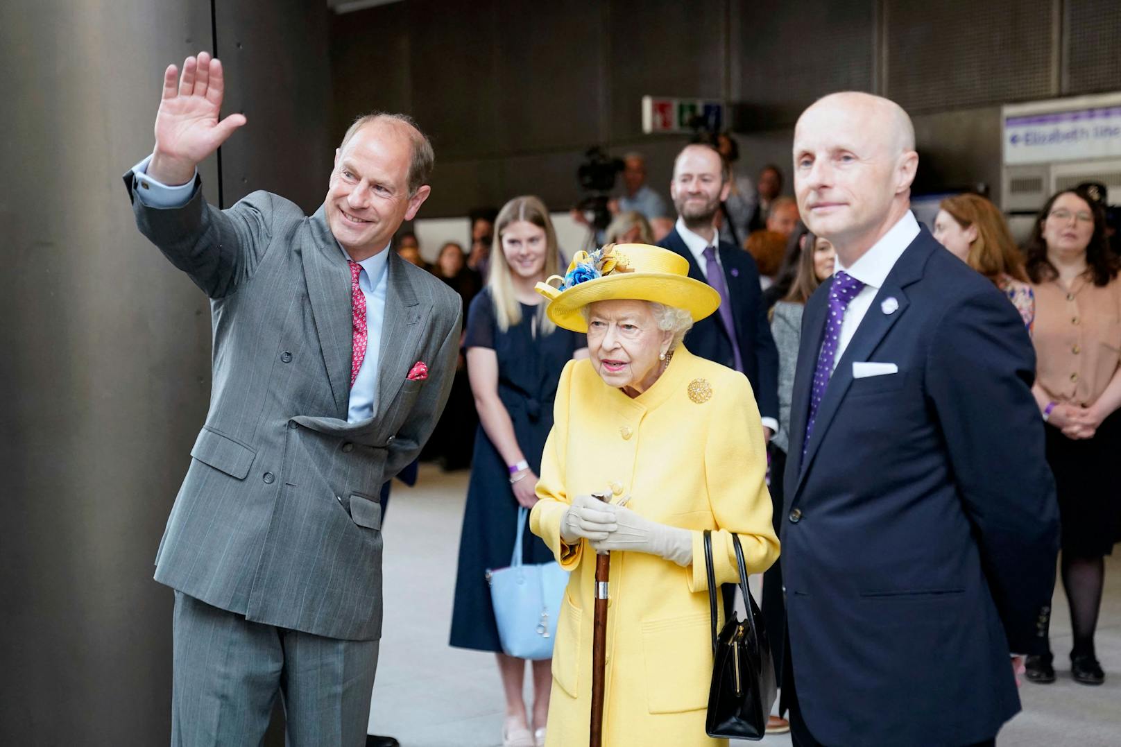 Queen Elizabeth II und ihr Sohn Prinz Edward bei der Eröffnung der "Elizabeth Line".