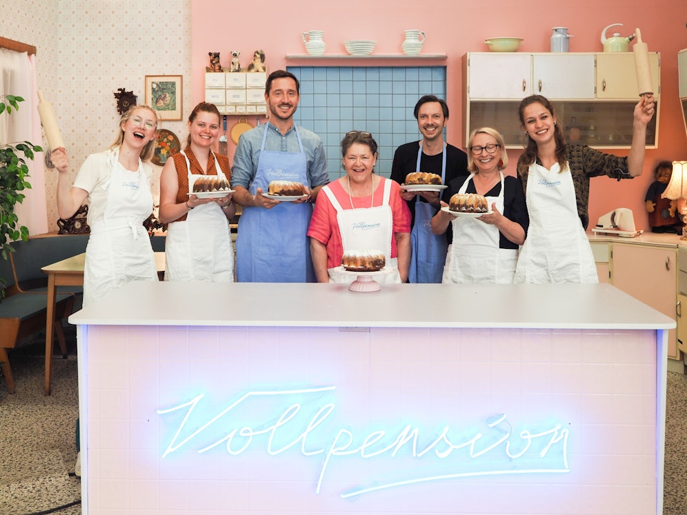 Nach dem großen Erfolg der digitalen Backtipps eröffnet das Generationencafé Vollpension nun die erste Oma-Backschule der Welt. 
