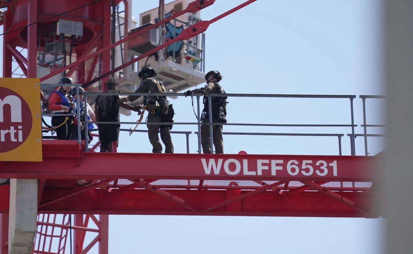 Einsatzkräfte bringen den Mann nach 12 Stunden in Sicherheit.