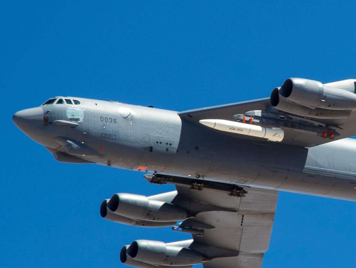 Die USA haben vergangenes Wochenende erfolgreich eine Hyperschallrakete getestet. Im Bild ist ein Prototyp des AGM-183A ARRW-Systems an eine B-52 montiert.
