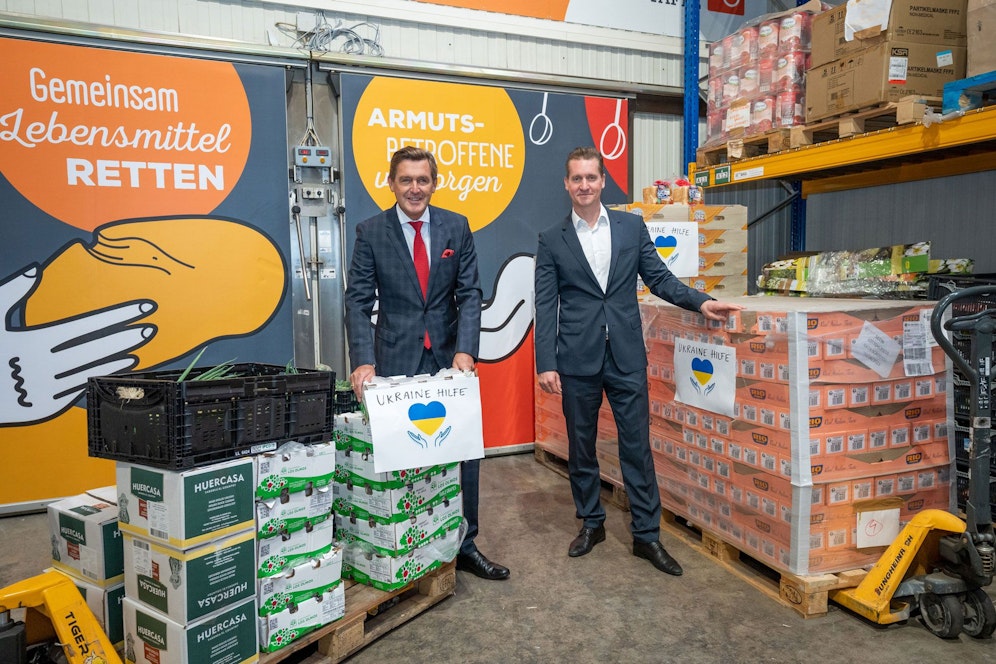 Wirtschaftsstadtrat Peter Hanke und Wien Holding-Geschäftsführer Oliver Stribl (v.li.) besuchten das Große TafelHaus, in dem Spenden für die Ukraine gesammelt wurden.