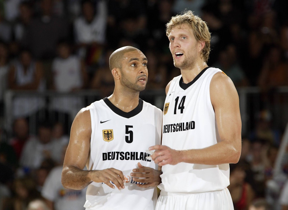 Ademola Okulaja mit Dirk Nowitzki