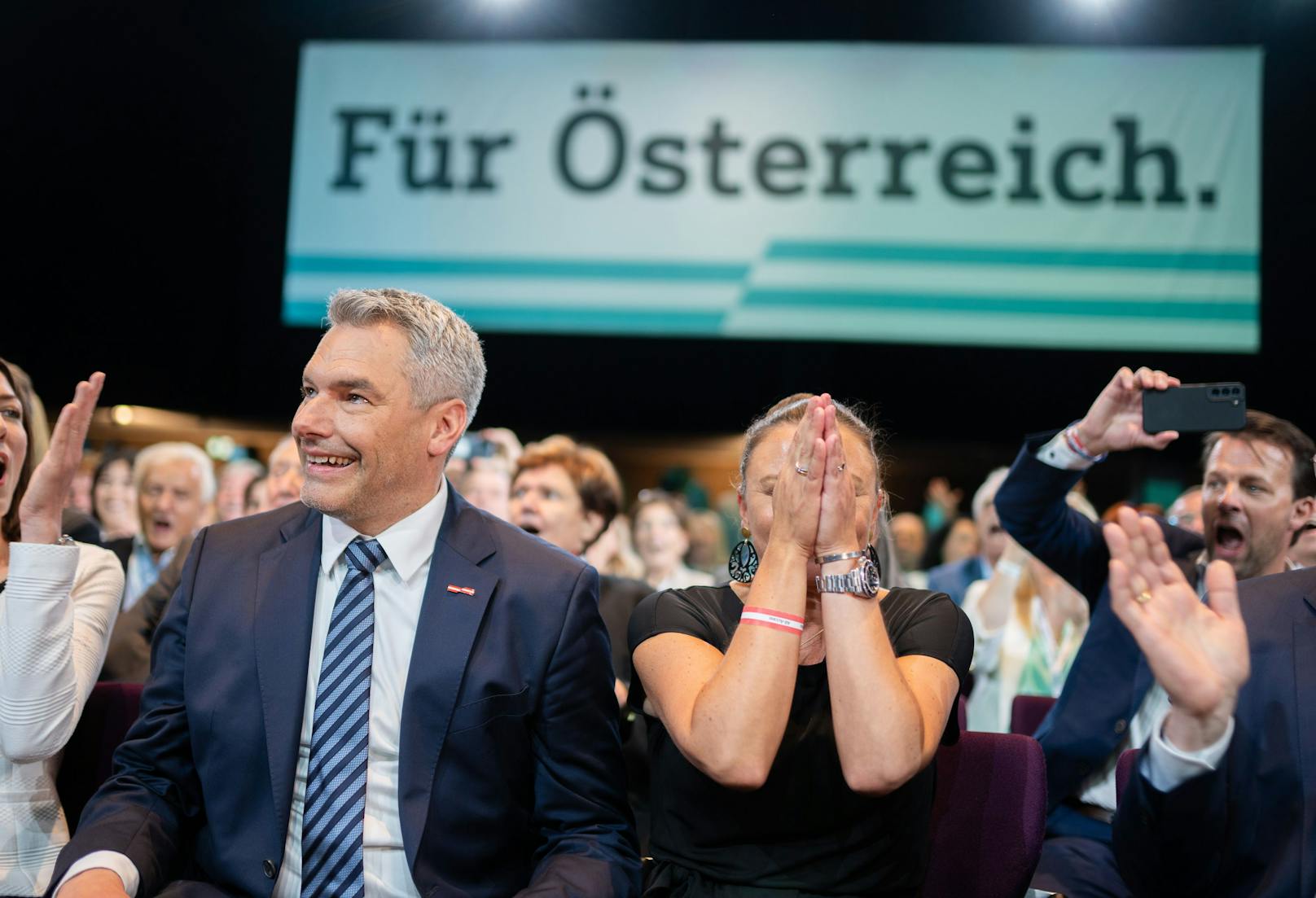 Bundeskanzler <strong>Karl Nehammer</strong> und seine Frau <strong>Katharina</strong> am Samstag, 14. Mai 2022, im Rahmen eines ÖVP-Bundesparteitages in Graz.
