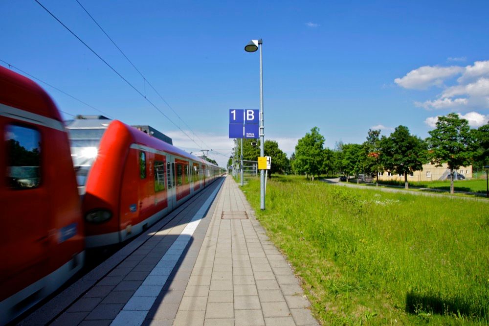 An dieser Haltestelle im bayerischen Oberhaching verlor der Mann das Geld. Ein 13-Jähriger stahl es.