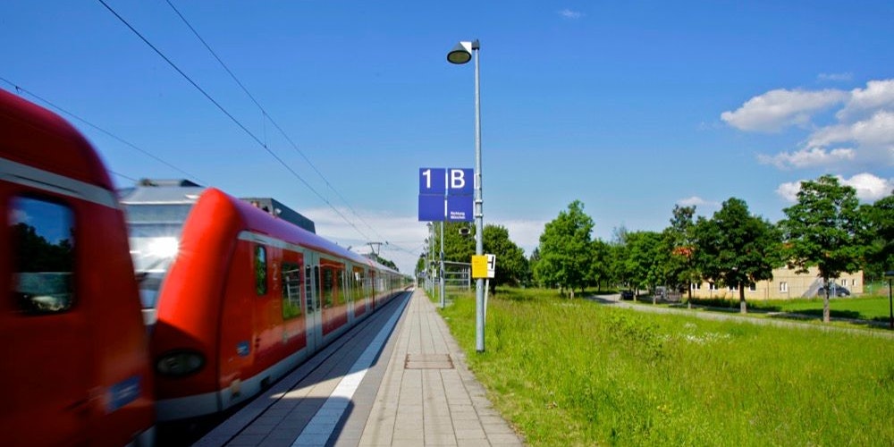 An dieser Haltestelle im bayerischen Oberhaching verlor der Mann das Geld. Ein 13-Jähriger stahl es.