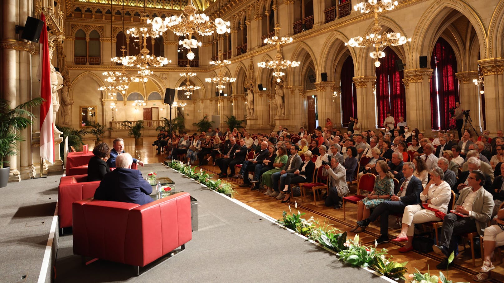 Im Festsaal des Rathauses plauderten Ludwig und Häupl über Pandemie, Flüchtlinge und Fußball.