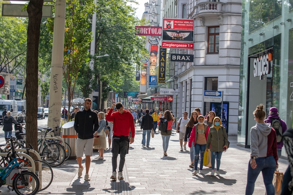 Blick in die bekannte Shoppingmeile Mariahilfer Straße in Wien.