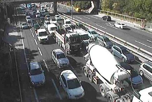 Der Kaisermühlen-Tunnel in Fahrtrichtung Tangente wurde gesperrt, Stau baute sich schnell auf.