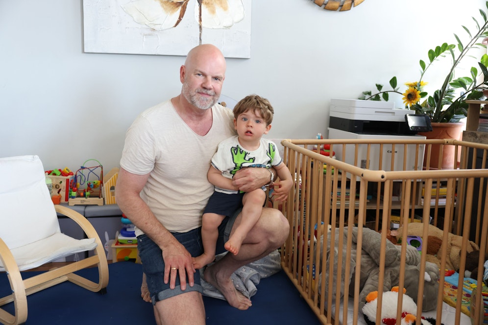 Henry (1) wartet auf eine Polypen-Operation. Papa Thomas (51) ist verzweifelt: 