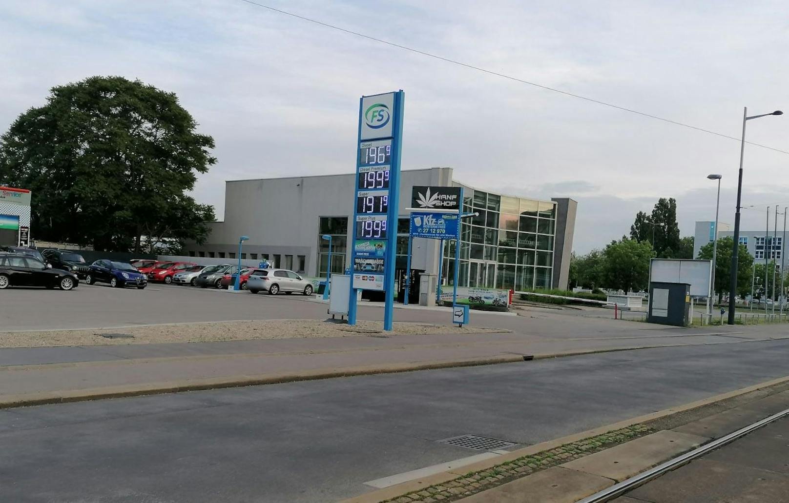 Genauer gesagt: Ein Hanf-Automat auf dem Gelände der Tankstelle.