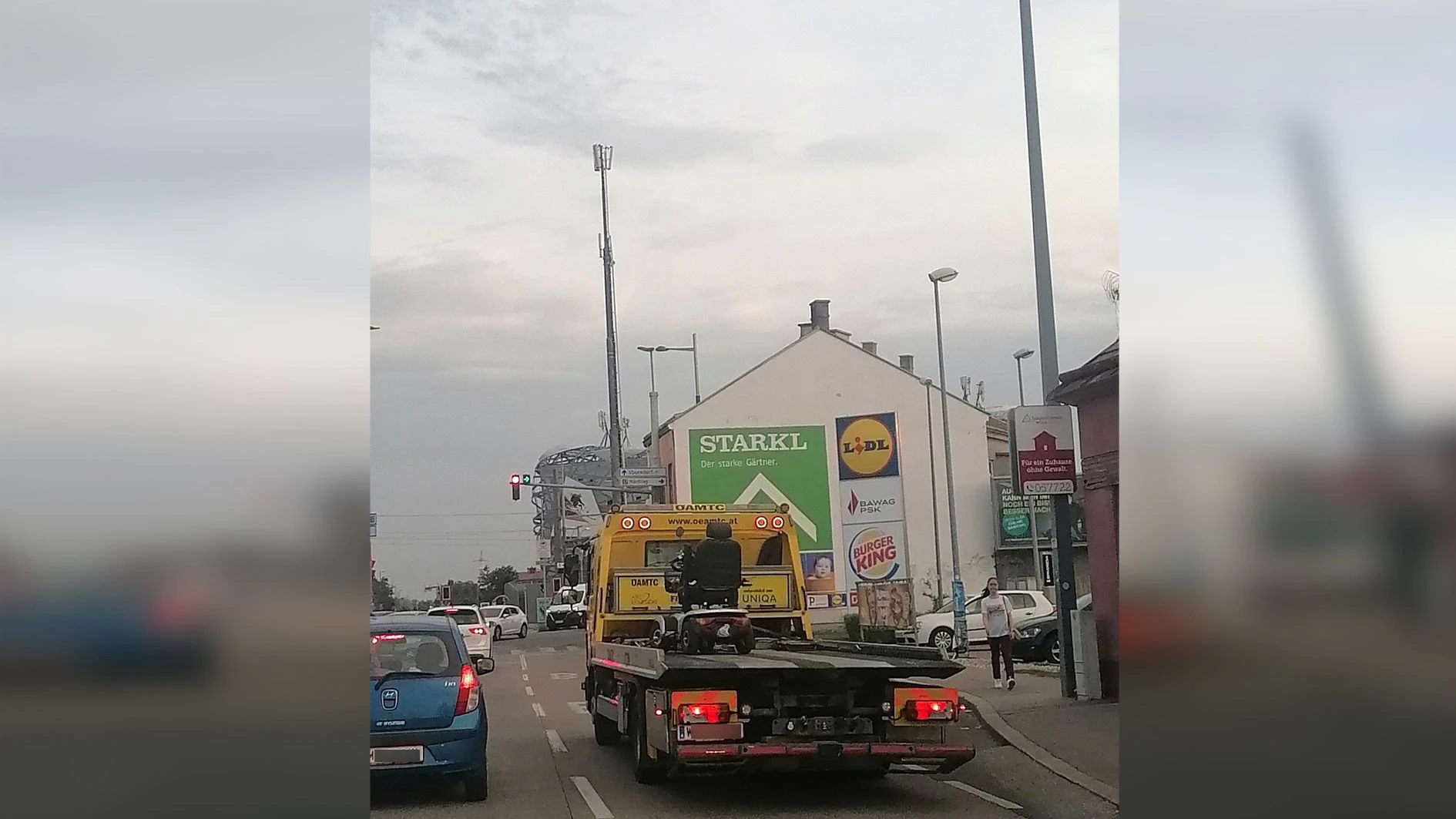 Wird der elektrische Rollstuhl hier abgeschleppt?