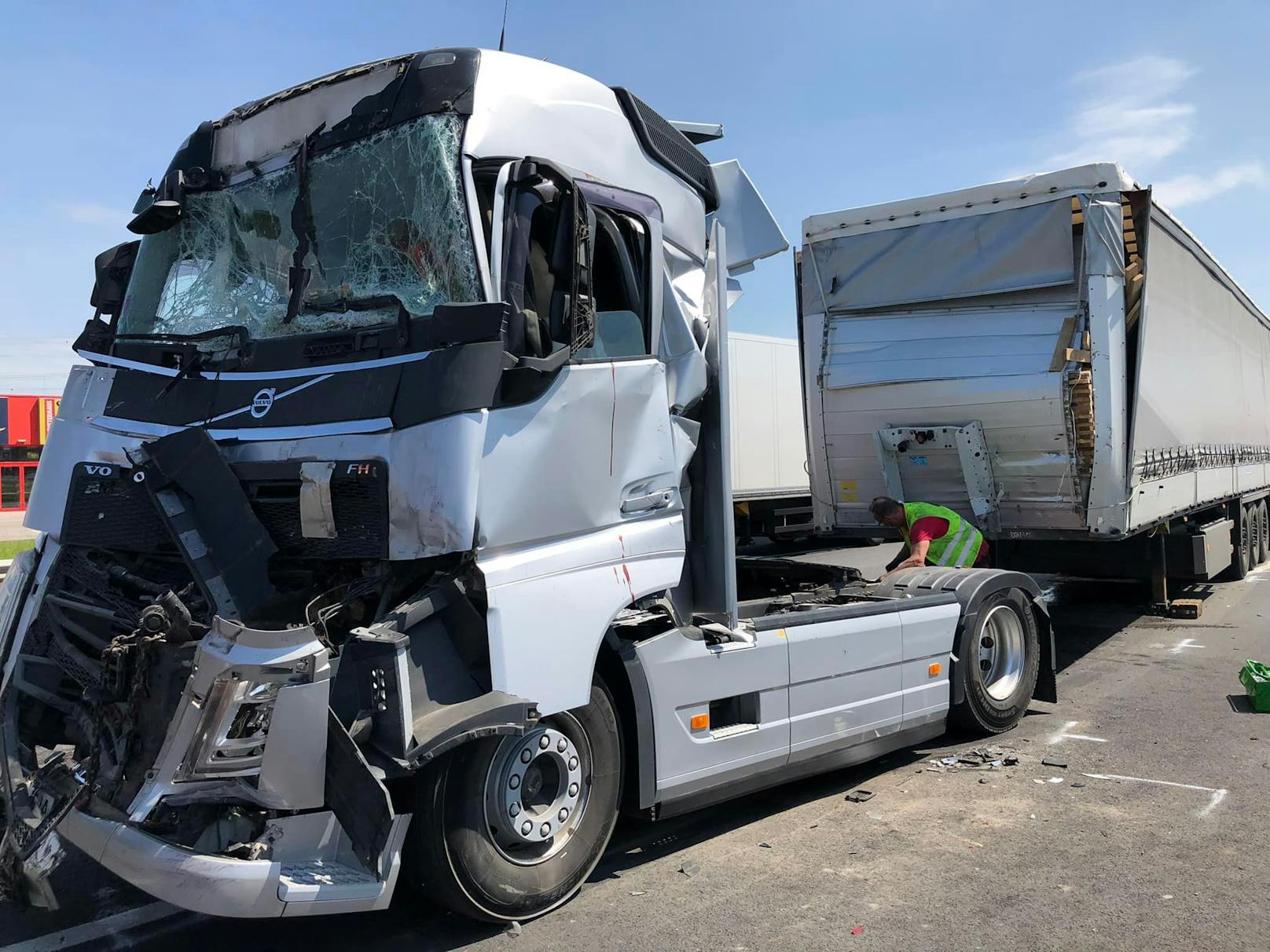 Zwei Auffahrunfälle haben am Montag auf der Ostautobahn bei Parndorf zwei Verletzte gefordert.