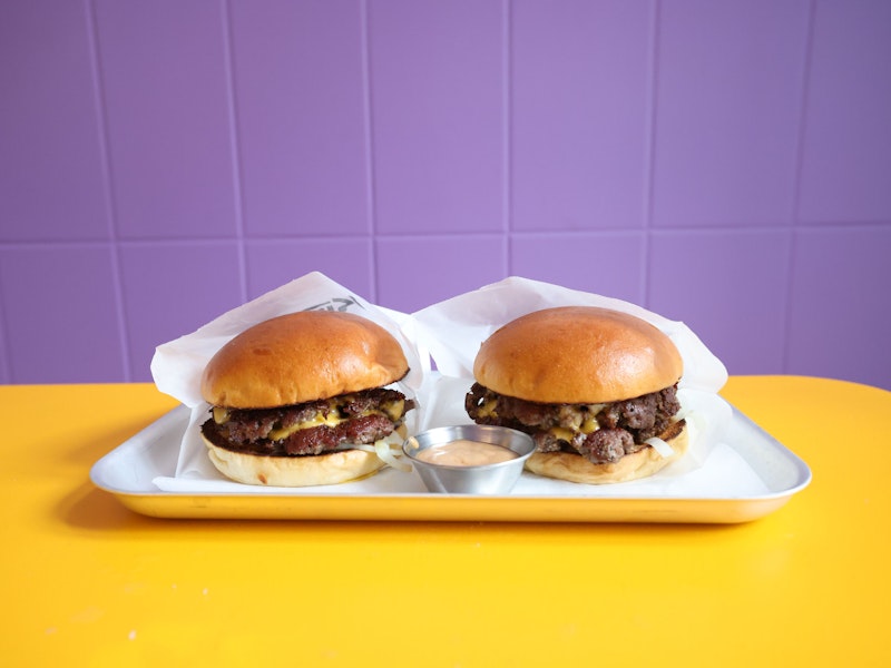 Der "NY Style Kvetch'd Burger" vom Bio-Bergweiderind, das Brötchen hat man mit der Bäckerei Felber entwickelt.