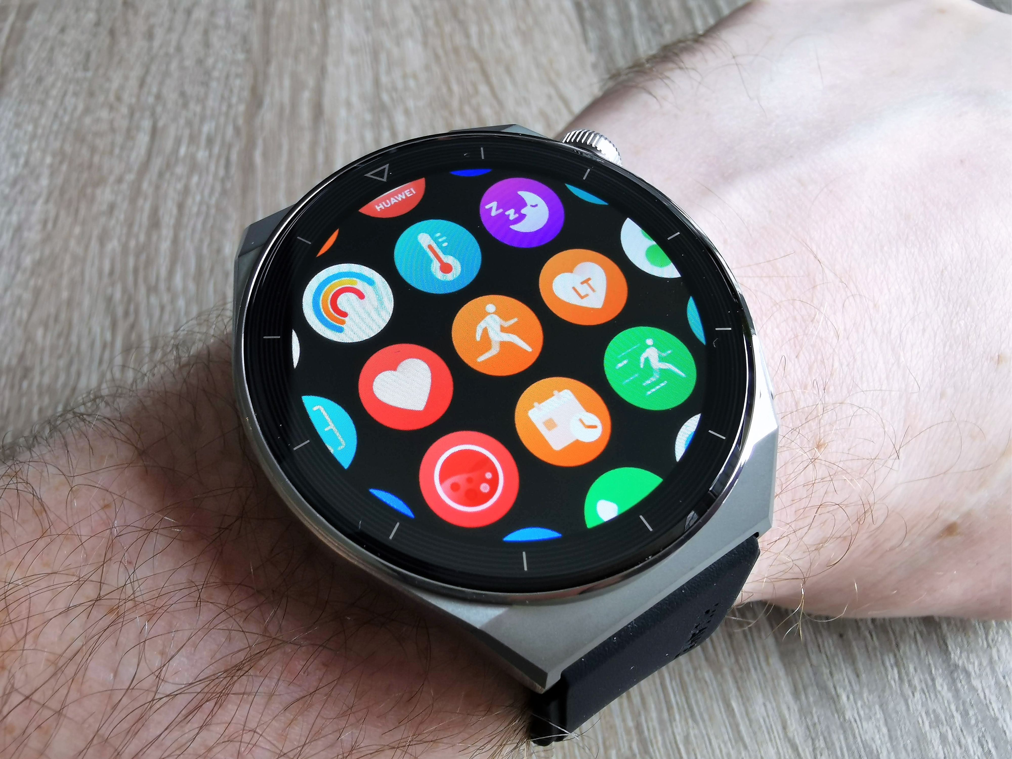 Huawei Watch GT3 Pro im Test:&nbsp;Das 1,43 Zoll große AMOLED-Farbdisplay löst nun mit 466 x 466 Pixel auf.