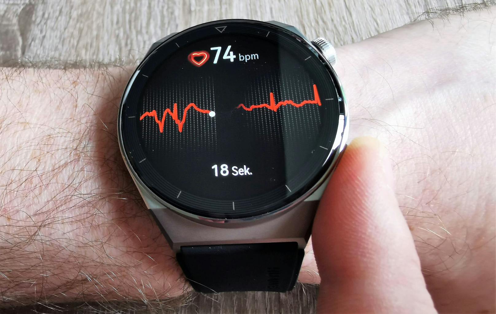 Die Huawei Watch GT3 Pro im Test – sie kann jetzt auch EKG-Messungen durchführen. In Österreich startet die Funktion aber erst später.
