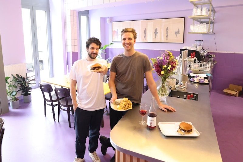 "Kvetch" in der Wiener Leopoldstadt ist ausgelassene Weinbar mit hochwertigen Street Food Gerichten auf der Karte.