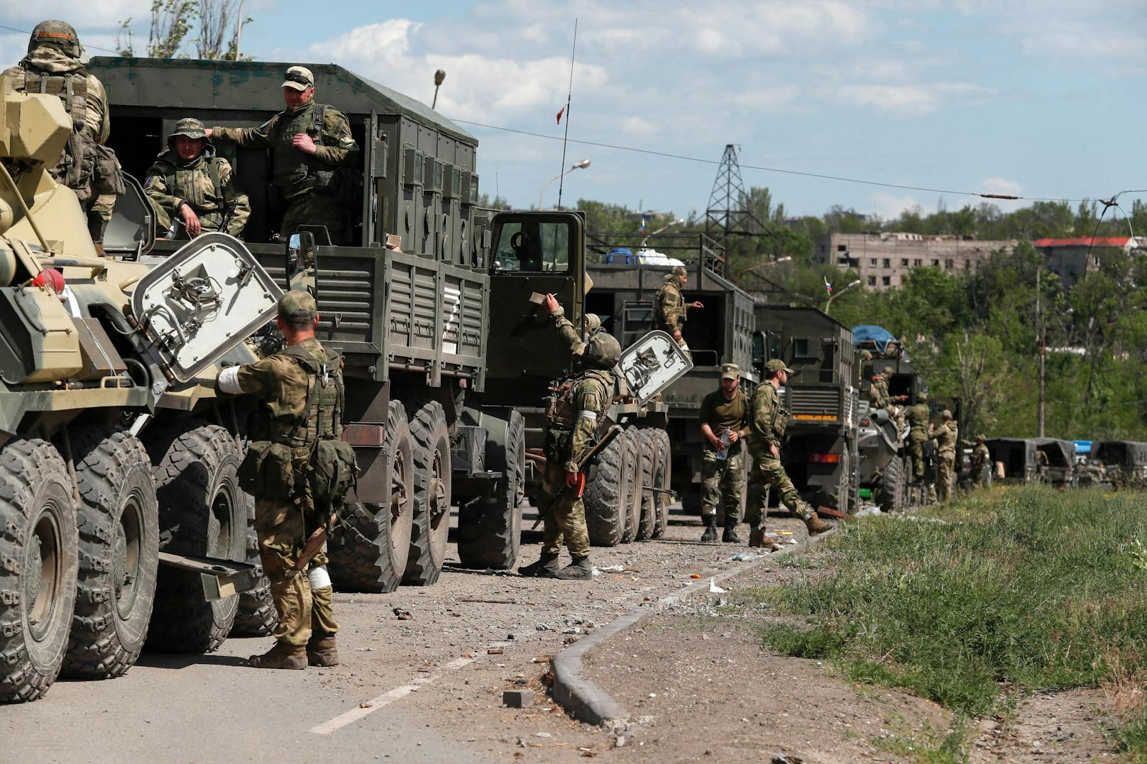Ein Konvoi von pro-russischen Truppen im Bereich des Stahlwerks von Mariupol am 16. Mai 2022.