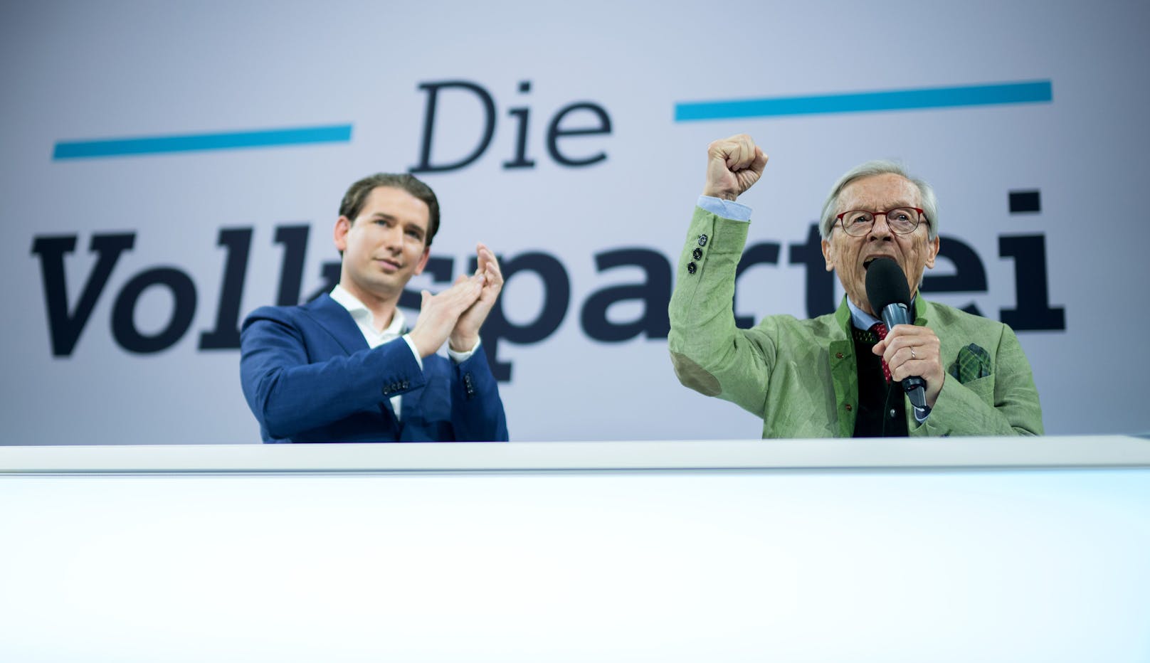Die Altkanzler <strong>Sebastian Kurz</strong> und <strong>Wolfgang Schüssel</strong> im Rahmen eines ÖVP-Bundesparteitages in Graz.