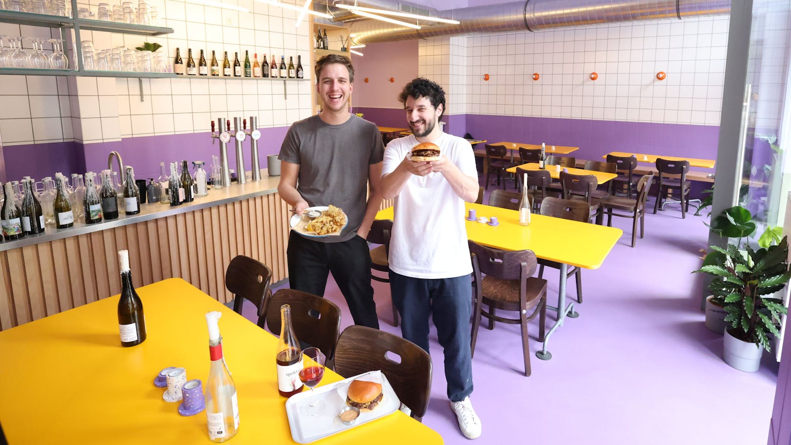 Bei Jan Hasler (26) und Elior Molcho (36) im "Kvetch" trinkt man sich mit Naturwein den Hunger auf "Smashed Burger" an.