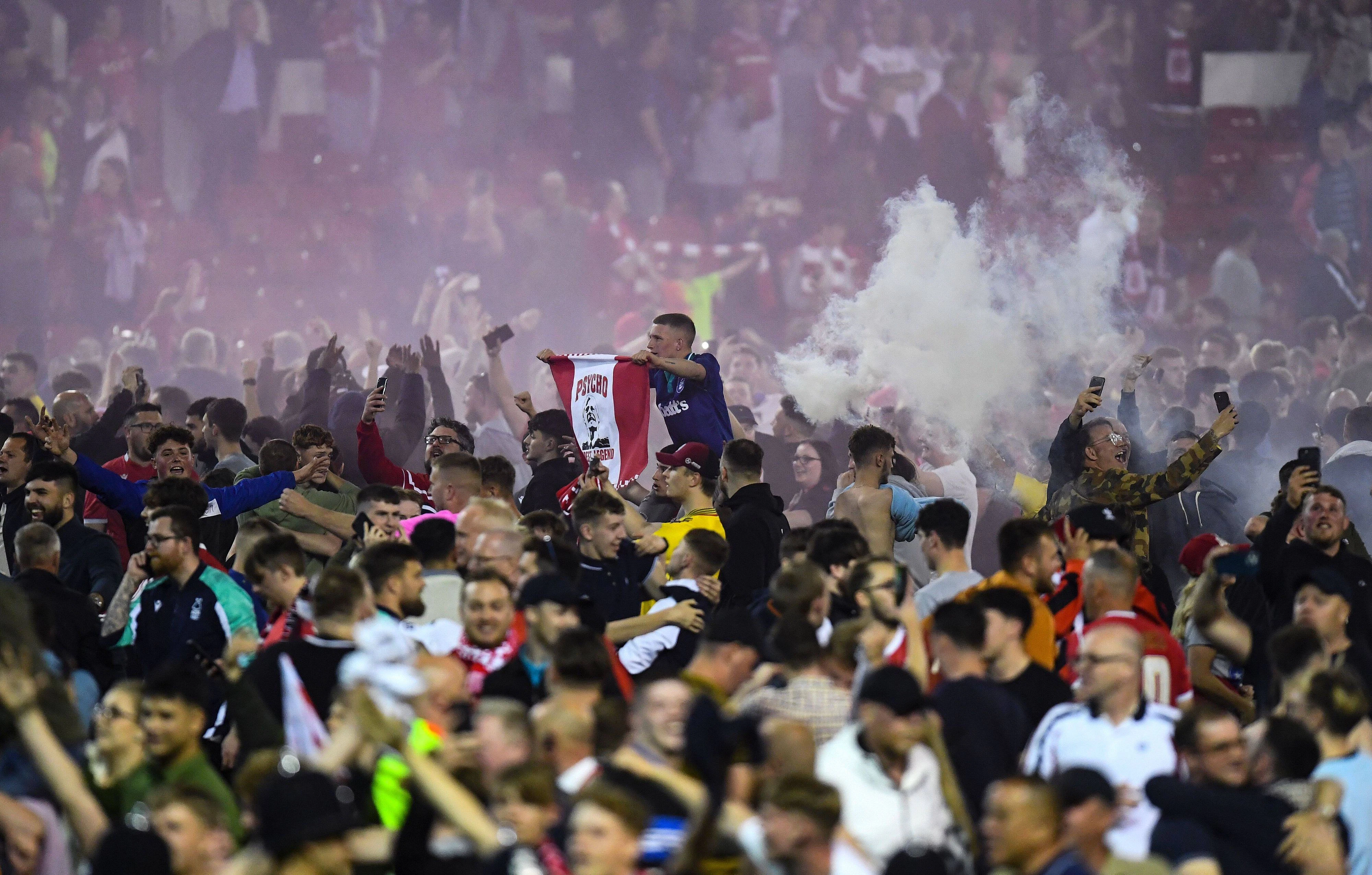 Nottingham-Fans feiern den Aufstieg ins Play-off-Finale mit einem Platzsturm. Nicht alle verhalten sich dabei friedlich.