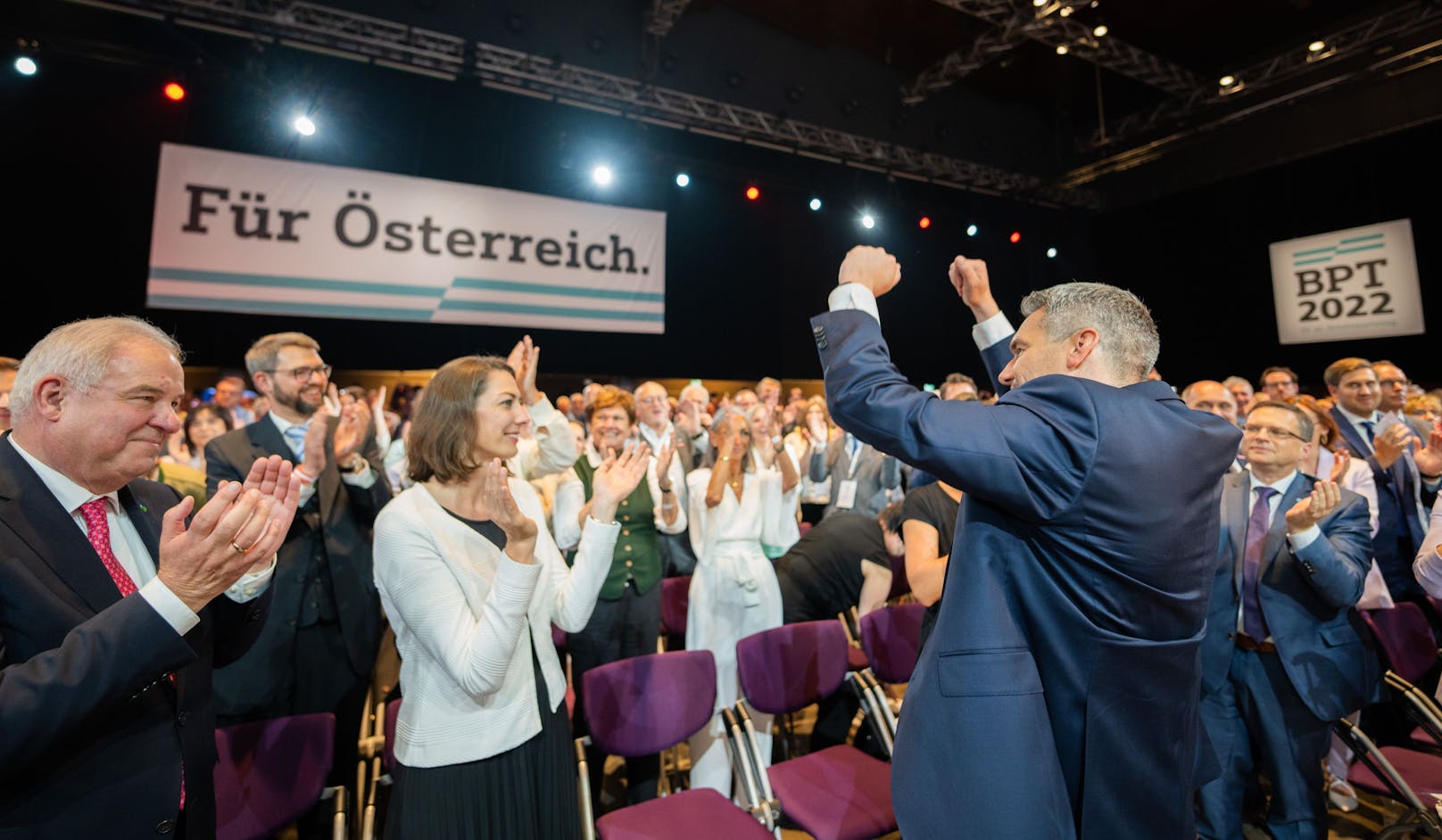 Nehammer feiert seine Rekord-Wahl zum ÖVP-Bundesparteiobmann.