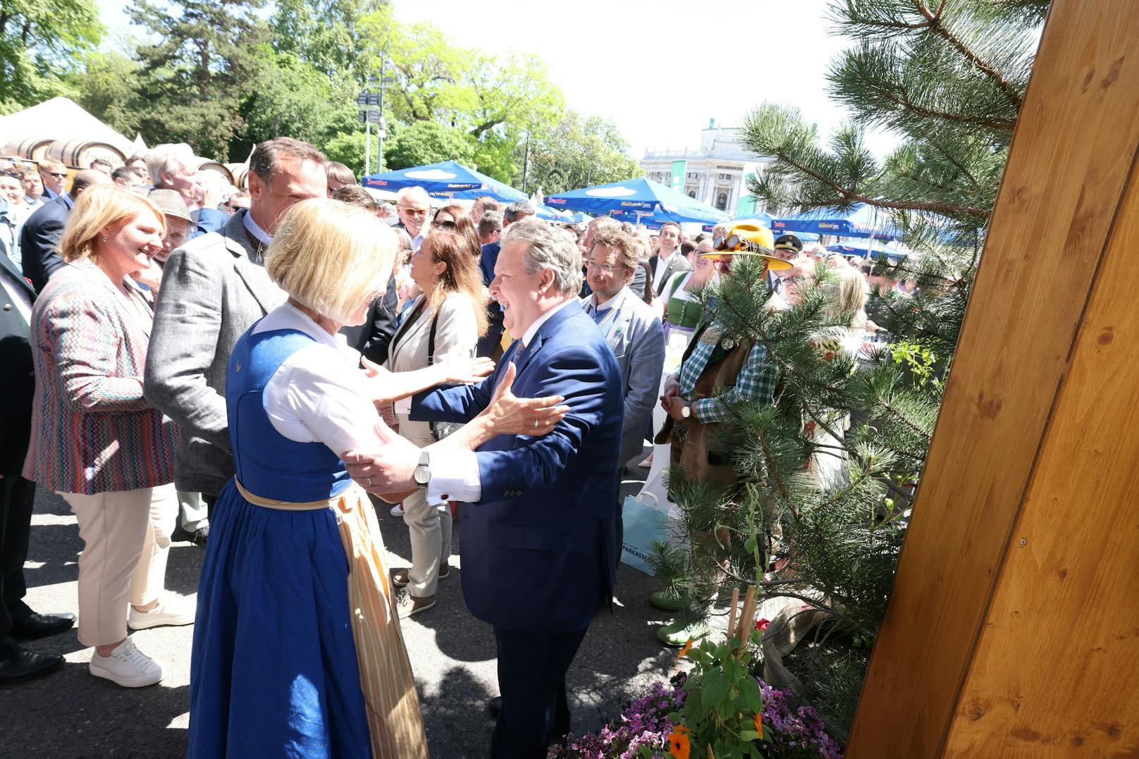 Gute Stimmung und ein voller Rathausplatz bei der Eröffnung