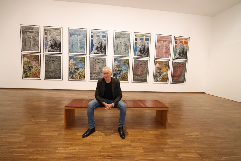 Hans Weigand in seiner Ausstellung 