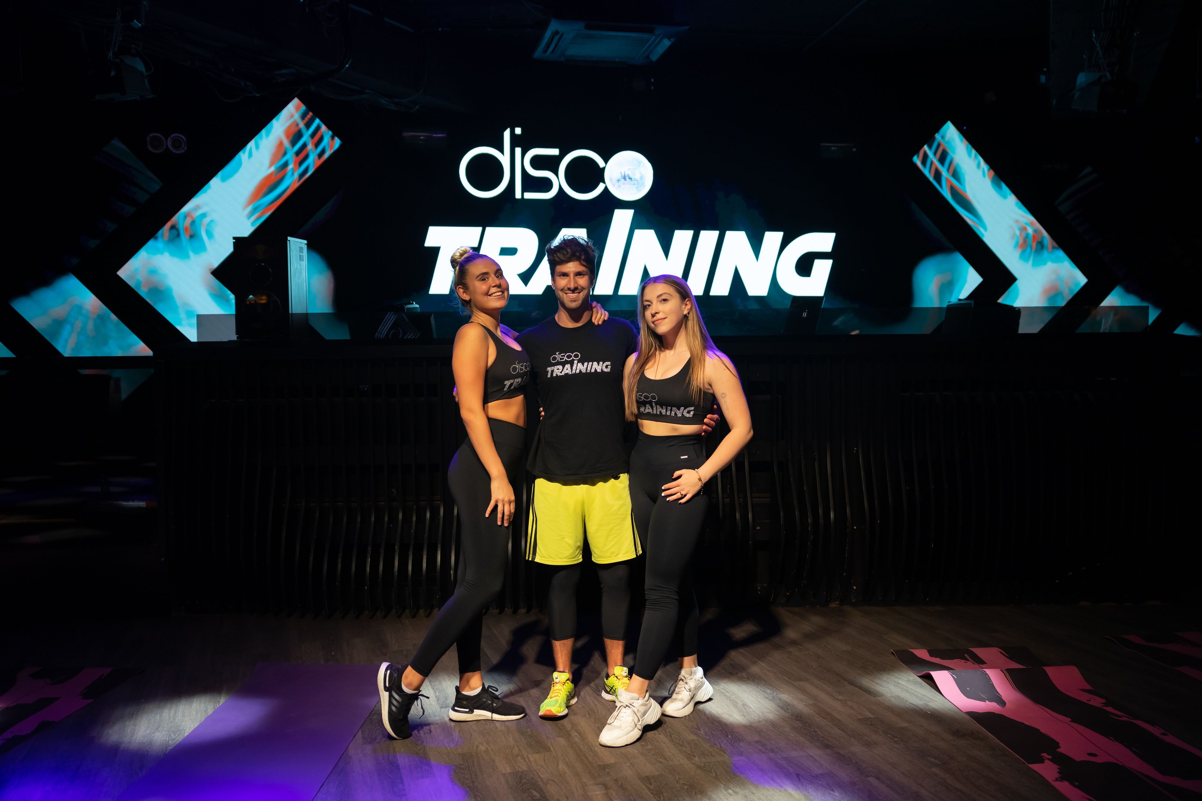 Philip Hold mit zwei Trainerinnen des O-Klubs.